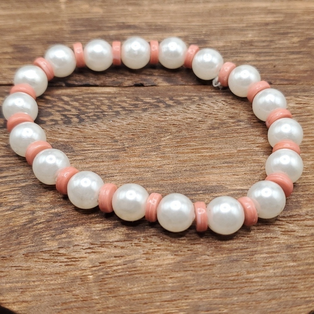 B1922 regency pearl and‎ orange cream bracelet 😍